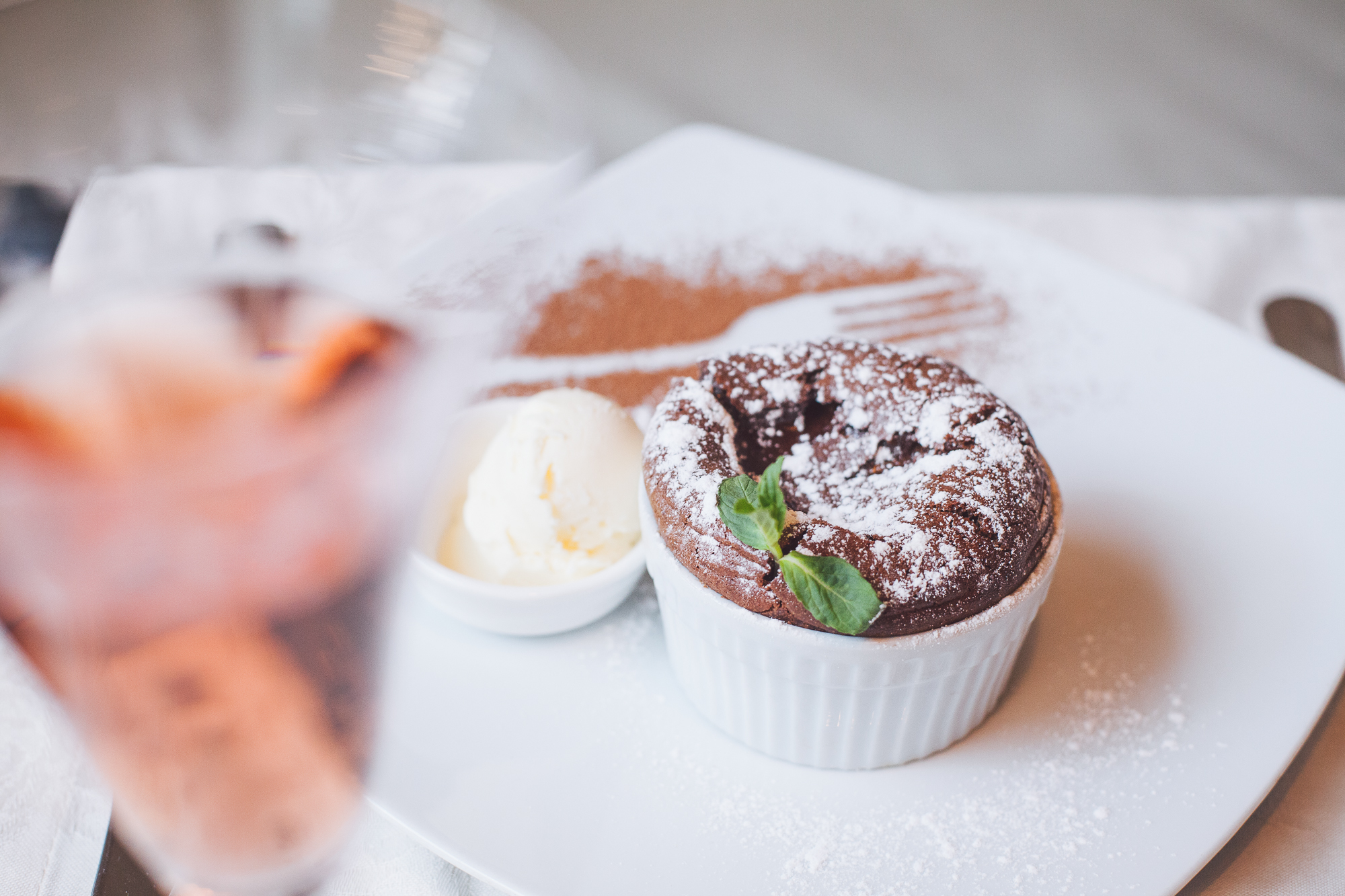 Čokoladni sufle sa kuglom sladoleda u restoranu Opera